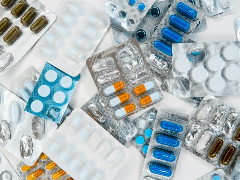Nedostatkových léků, u nichž musí lékárny hlásit zásoby, jsou skoro tři desítky