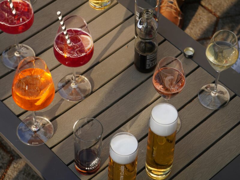 WHO vyzvala země, aby zvýšily daně na slazené a alkoholické nápoje