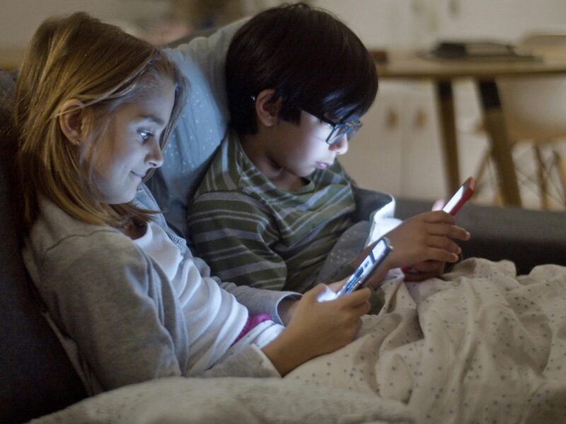 Studie: Víc času na sociálních sítích v dětství může vyvolat deprese v dospívání