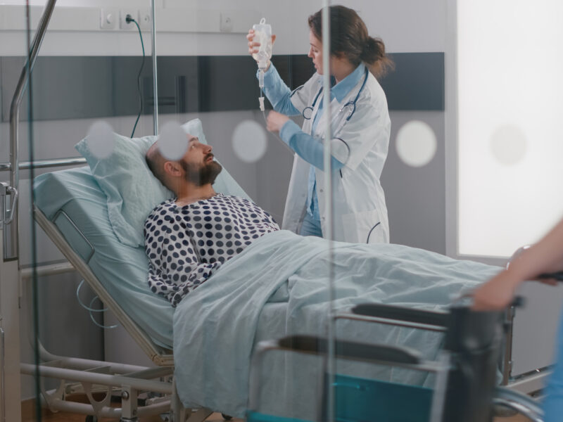 Lékař: Pětina pacientů přechází z nemocnice do následné intenzivní péče