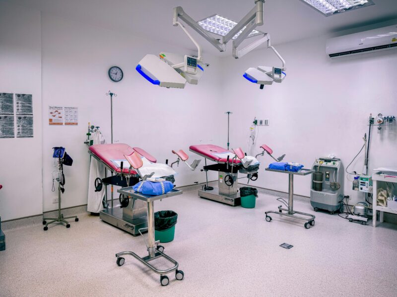 V karlovarské nemocnici začala stavba nového urgentního příjmu za 550 milionů