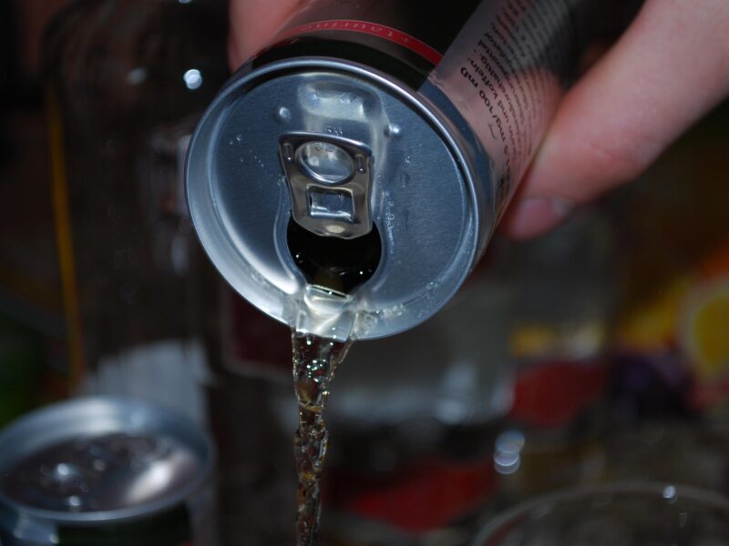 Svaz zdravotních pojišťoven podpořil omezení energetických drinků pro děti