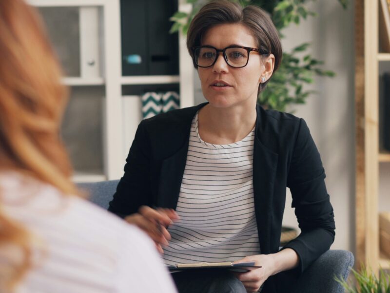 Ve veřejné sféře může být od srpna nová profese peer pracovníka, rozhodla vláda