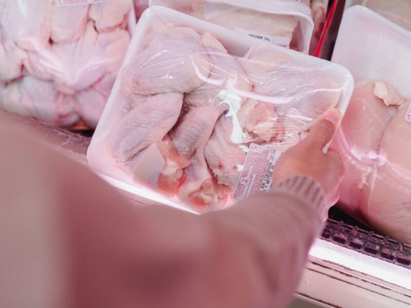 Veterináři: Čtvrtina kontrolovaného drůbežího z dovozu obsahovala salmonelu